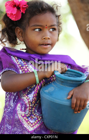 Giovane ragazza indiana che porta un po' di acqua pot Andhra Pradesh in India del Sud Foto Stock