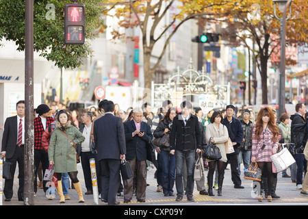 Le persone in attesa di attraversare la strada, Shibuya, Tokyo, Giappone Foto Stock