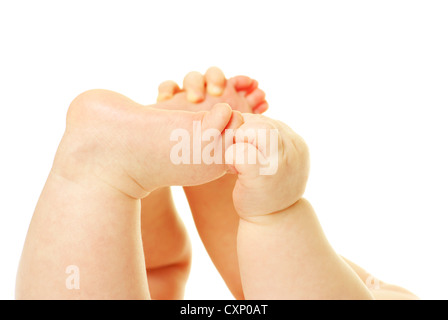 Neonato piedi e mani isolato su bianco Foto Stock