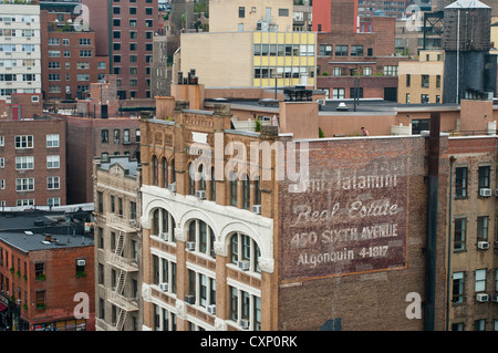 New York, NY - 6 ott 2012 - edifici lungo la Sesta Avenue visto dal mercato di Jefferson Library Foto Stock