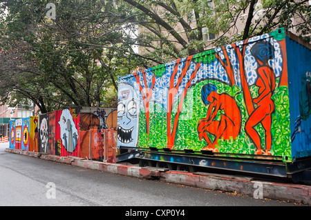 New York, NY - 7 Ott 2012 New York, NY - 7 Ott 2012 East Village murale su lati di tre cassonetti di rifiuti Foto Stock