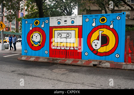 New York, NY - 7 Ott 2012 East Village murale sul lato di un cassonetto di rifiuti Foto Stock