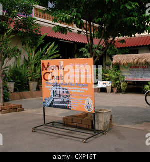 Monaco buddista della chat in Wat Chedi Luang in Chiang Mai in Thailandia in estremo oriente Asia sudorientale. il buddismo turismo vacanze turismo vacanze viaggi Foto Stock