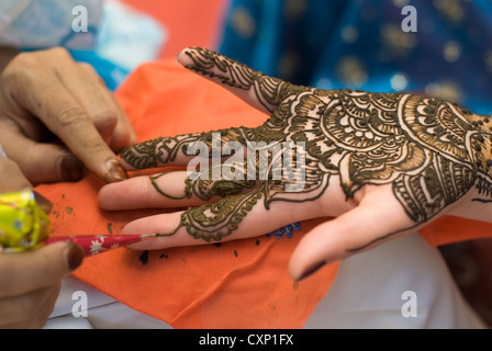 Una sposa ha il suo decorate a mano con un design henné, in preparazione per il suo matrimonio in Bengalaru, India. Foto Stock