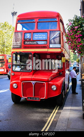 London Red bus Routemaster vicino a Trafalgar Square Foto Stock