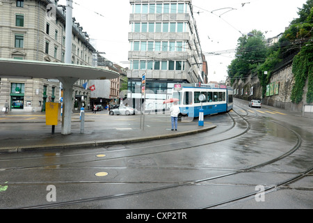 Il tram per le strade di Zurigo in caso di pioggia. Questo è stato un punto in cui il tram è andato fuori in 2 direzioni possibili, che conduce a più fili. Foto Stock