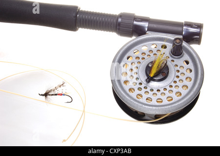 Fly Canna da pesca, mulinello e esca contro uno sfondo bianco Foto Stock