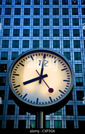 8am a Canary Wharf London Rush Hour financial district il passare del tempo Foto Stock