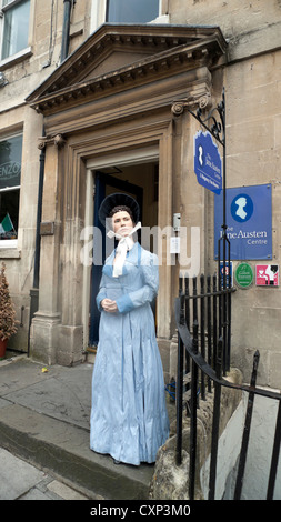 Statua in costume d'epoca fuori dal centro di Jane Austen, Città di Bath, Somerset Avon Inghilterra, Regno Unito KATHY DEWITT Foto Stock