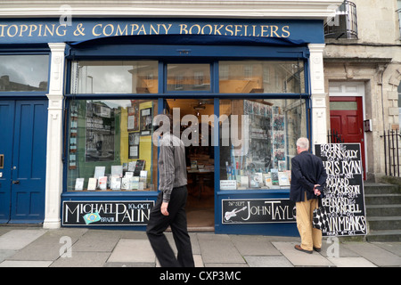 Persone che cercano nella finestra del bookshop di Topping & Società Booksellers Fai shopping nella città di Bath Avon Somerset Inghilterra UK KATHY DEWITT Foto Stock
