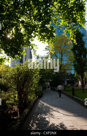 Marciapiede nel quartiere finanziario della City di Londra, Inghilterra. Foto Stock