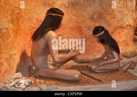 Famiglia indiana vivente al rock shelter abitazione, display al centro visitatori di Seminole Canyon State Park vicino Comstock, Texas, Stati Uniti d'America Foto Stock