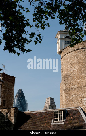 Il contrasto dei moderni e antichi di architettura nella città di Londra, Inghilterra. Foto Stock