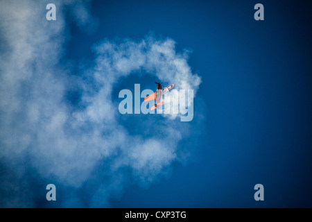 Un Extra 300 LP aerobatic display - tumbling nel proprio percorso di fumo - Lame Team Display Foto Stock