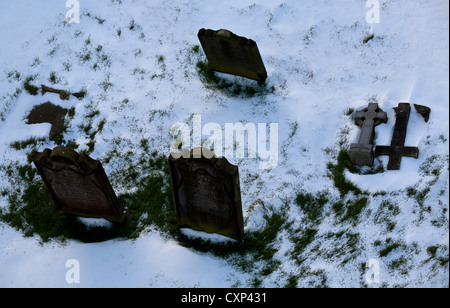 Inverno tombe nella chiesa di St Peter Cimitero Osmotherley North Yorkshire Foto Stock