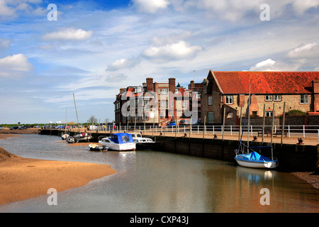 Barche da pesca in villaggio Blakeney Porto sulla Costa North Norfolk, Inghilterra, Regno Unito, Foto Stock