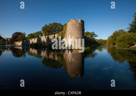 Il fossato del castello e mura che circondano il palazzo dei vescovi residence in pozzetti città. Foto Stock