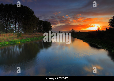 Sunrise, scarico Fenalnd fluviale, Cambridgeshire, England, Regno Unito Foto Stock