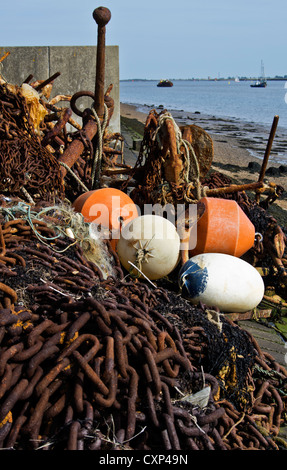 Boe e ancoraggi sul Seawall. Burnham on Crouch, Essex Foto Stock