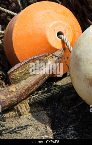 Boe e ancora sul Seawall. Burnham on Crouch, Essex Foto Stock