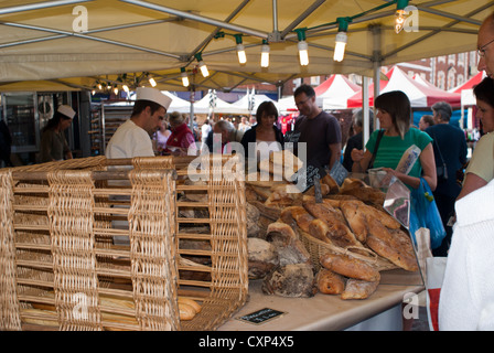 Fresca pane artigianale venduto da un mercato in stallo Foto Stock