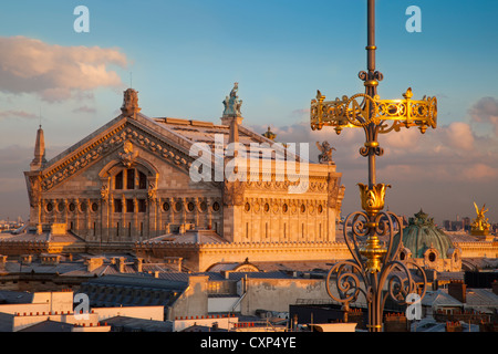 Tramonto sul Palais Garnier - L'Opera House - Vista dalla cima di Printemps Parigi Francia Foto Stock