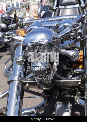 Hell Rider Teschio e Ossa Croce Harley trinciapaglia Foto Stock