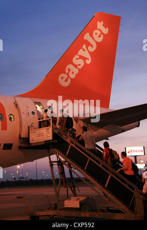 Imbarco passeggeri EasyJet Airbus A319. [Solo uso editoriale] Foto Stock