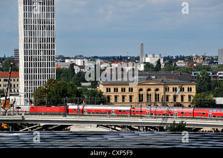 Treno regionale in arrivo a Hauptbanhof Berlino Germania Foto Stock