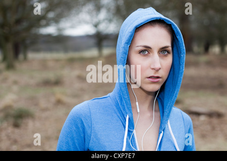 Donna che indossa felpa con cappuccio Foto Stock