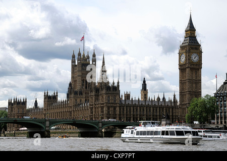 Case del Parlamento big ben Clock Tower Londra UK fiume Tamigi Foto Stock