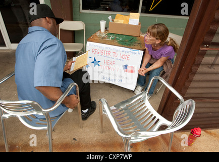 Volunteer vice votando registrar registrare nuovi elettori a tavola al di fuori di sandwich shop durante la pausa pranzo poco prima elezione in Austin TX. Foto Stock