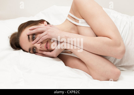 L'insonnia, l incubo - donna sveglio nel letto di pensare perché lei non riesce a dormire Foto Stock