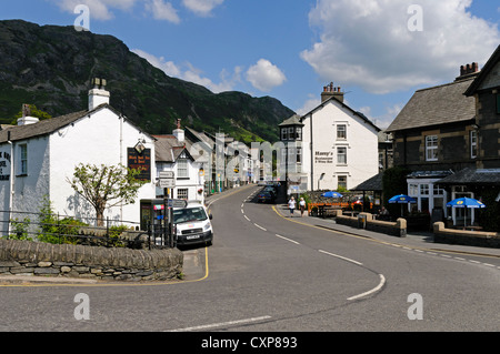 Il Vittoriano pittoresco villaggio minerario di Coniston impostato nel distretto del lago sotto le torreggianti dirupi di Coniston Old Man Foto Stock