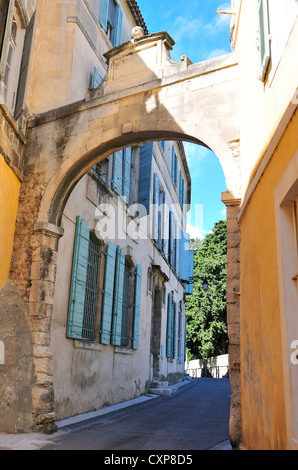 Una bella strada arcuato in Arles uno dei molti tra vicoli e di carattere medievale,nei pressi dell'Anfiteatro.Arles Foto Stock