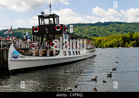 Coda di passeggeri a bordo la storica "teamer' Tern MV per un viaggio intorno alle baie e colline boscose di Windermere Foto Stock