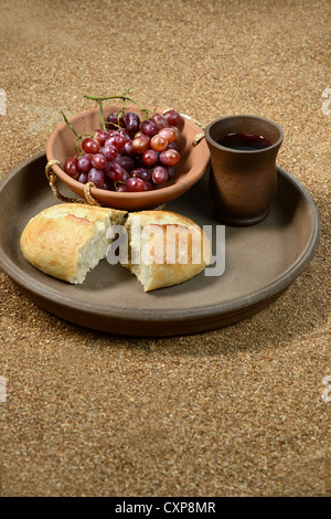 Comunione simboli rappresentata da pane e vino su argilla utensili Foto Stock