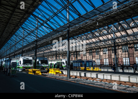 Binari del treno all'interno di Helsinki la Stazione Ferroviaria Centrale Foto Stock