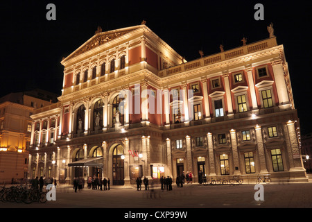 Il Wiener Musikverein, la casa dell'Orchestra Filarmonica di Vienna, di notte, Vienna (Vienna), Austria. Foto Stock