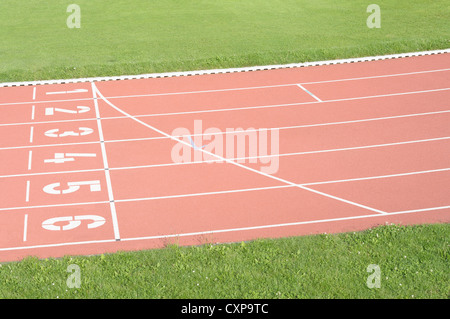 Atletica campo sportivo via di corsa sulla linea di partenza Foto Stock