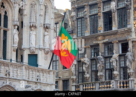 Bandiera di Bruxelles presso il Municipio (Hotel de Ville) sulla Grand Place. Foto Stock