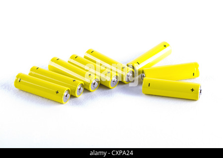 Pochi giallo le batterie di alimentazione su bianco Foto Stock