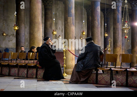 I sacerdoti ortodossi nella chiesa della Natività di Betlemme, Palestina Foto Stock