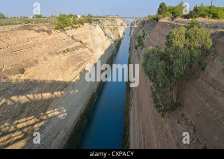 Canale di Corinto da bridge, Corinto comune, regione del Peloponneso, Grecia Foto Stock