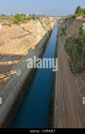 Canale di Corinto da bridge, Corinto comune, regione del Peloponneso, Grecia Foto Stock