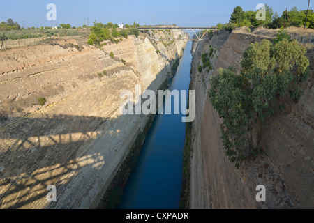 Canale di Corinto da bridge, Corinto comune, regione del Peloponneso, Grecia Foto Stock