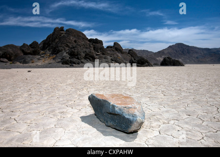 In movimento su roccia Racetrack Playa, il Parco Nazionale della Valle della Morte, California, Stati Uniti d'America Foto Stock