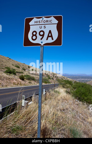 Storico statunitense Autostrada 89a segno, nei pressi di Girolamo, Arizona, Stati Uniti d'America Foto Stock