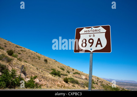 Storico statunitense Autostrada 89a segno, nei pressi di Girolamo, Arizona, Stati Uniti d'America Foto Stock