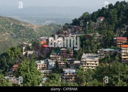 Una vista passato McLeod Ganj e Dharamsala per la valle di Kangra. India del nord. Foto Stock